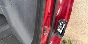 Ограничитель открывания двери передней левой, Chevrolet Equinox 3 поколение