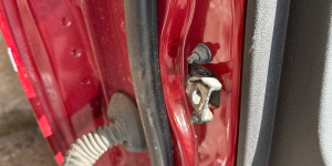 Ограничитель открывания двери передней правой, Chevrolet Equinox 3 поколение